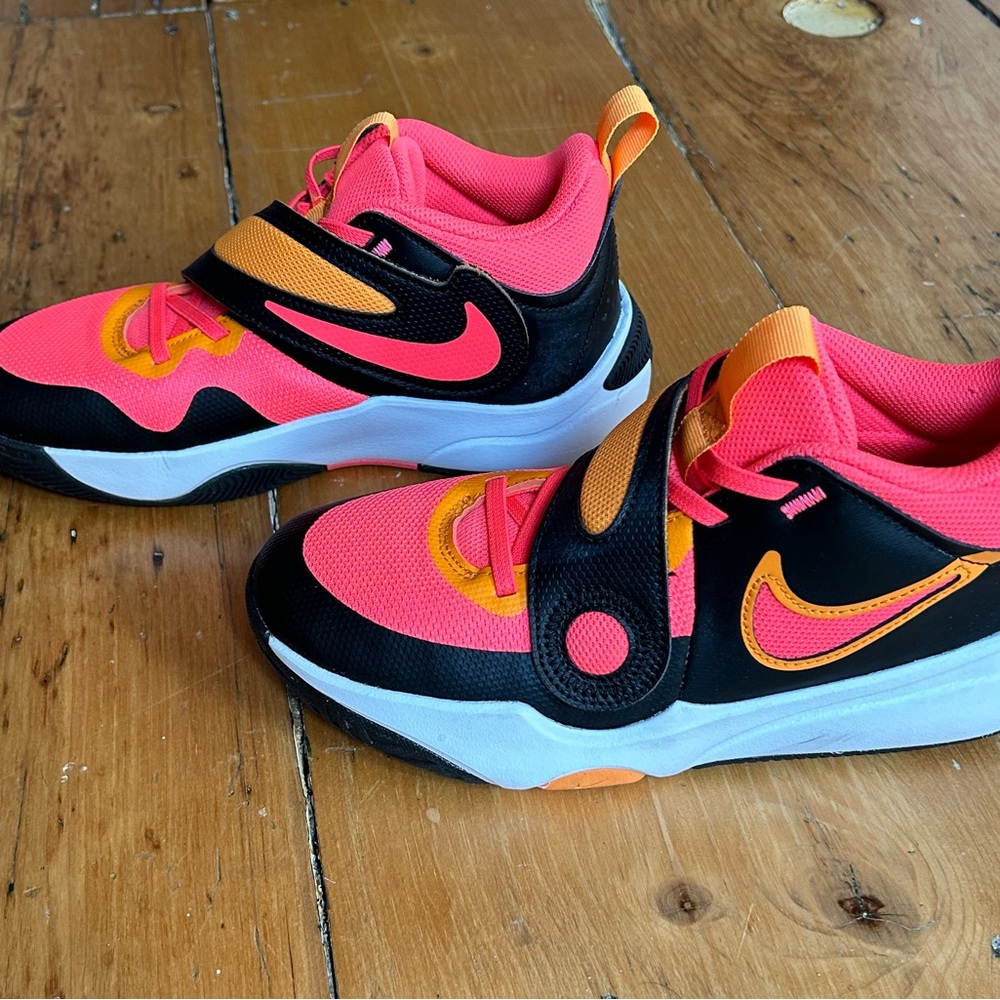 Nike Team Hustle D High Tops almost new! Sizes: 7.5 women: 6Y; 6 men